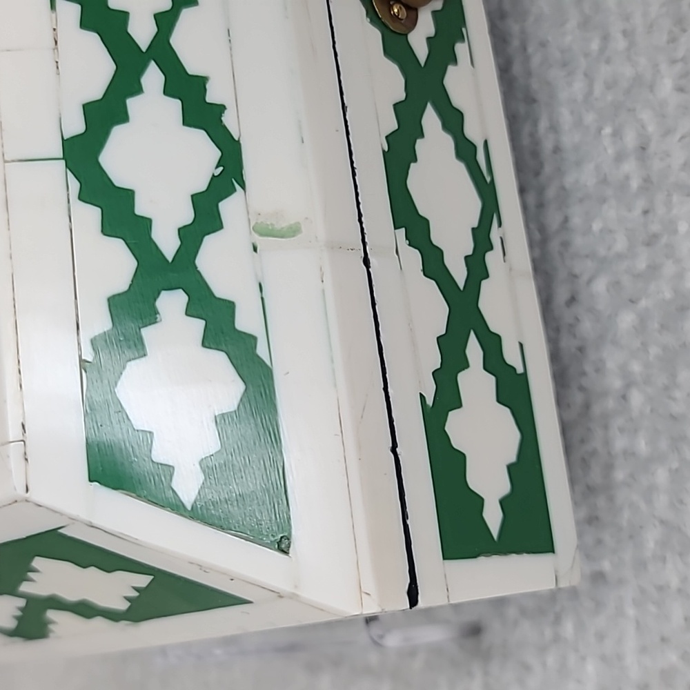 Vintage Handcrafted Bone Inlay Decorative/Jewelry Box in Cream/Green - Picture 6 of 17